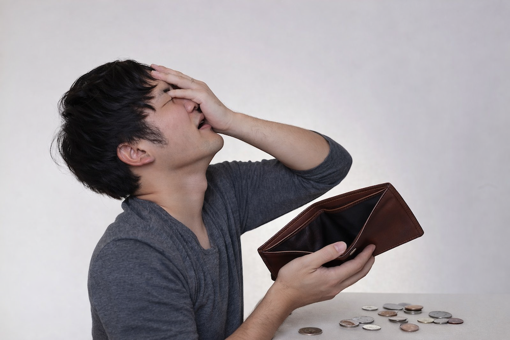 お金がなくて嘆いている男性